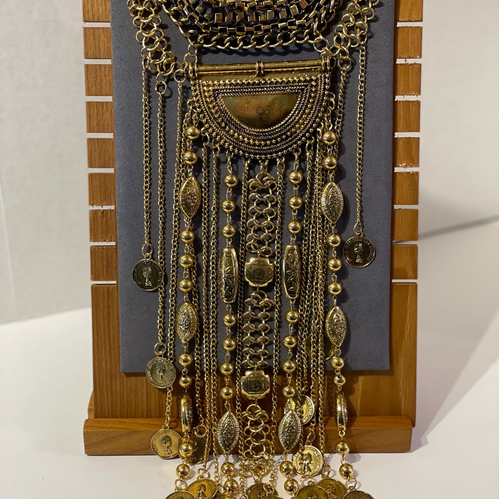 Large gold colored statement necklace - Picture 2 of 3